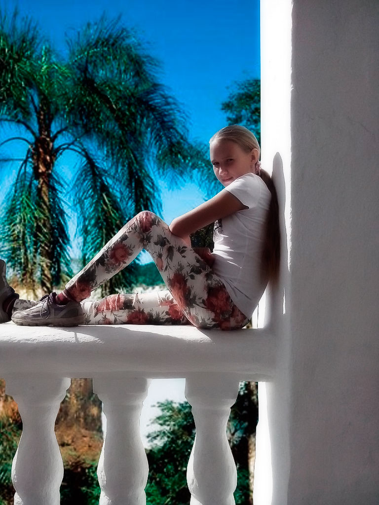 Фотомонтаж в фотошоп девушка у водопада